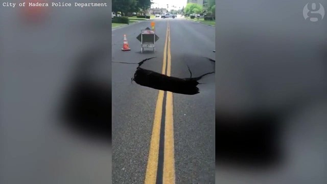 Un trou béant s'ouvre en pleine route sous les yeux de la police aux USA