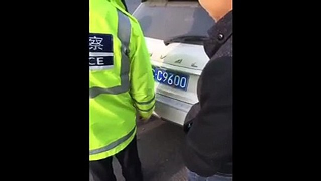 Changement de plaque d'immatriculation en 30 secondes - Petit malin arrêté par la police