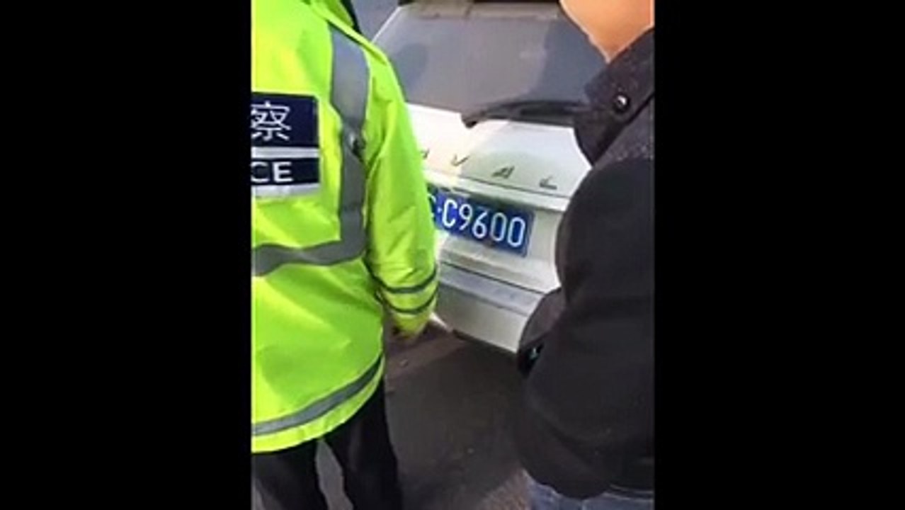 Changement de plaque d'immatriculation en 30 secondes - Petit malin arrêté par la police