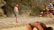 Un papy matte un mannequin qui pose sur une plage