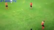 Un joueur de foot écossais sort du terrain ballon en main et quitte le club