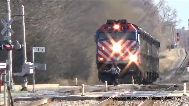 Une tarée traverse devant un train et échappe de peu à la mort...