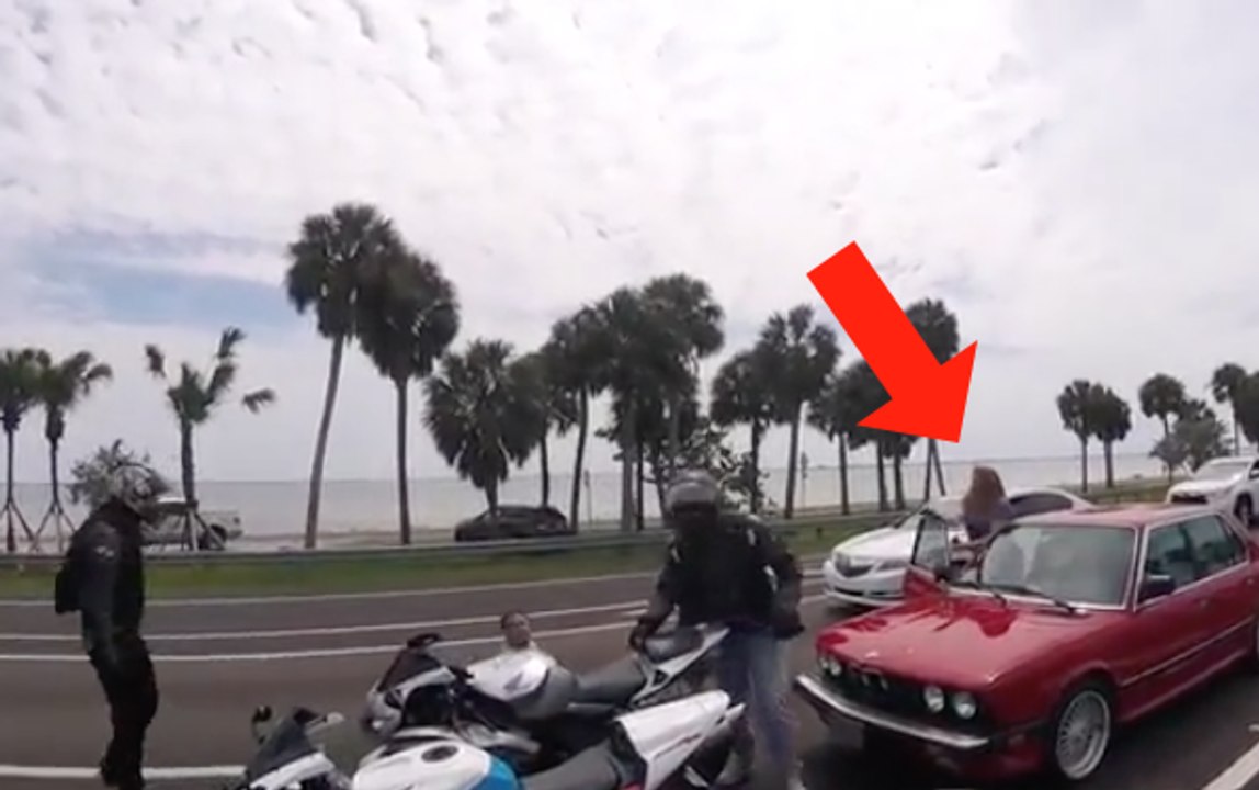 Elle sort une arme lors d'un road rage avec 3 motards