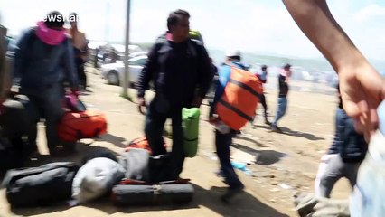 Tear gas hits refugee camp on Greece-Macedonia border