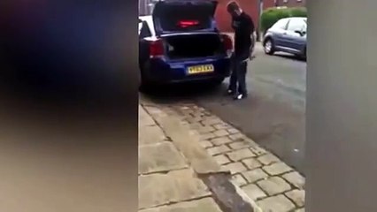 Minaccia il suo cane con un martello e lo chiude nel bagagliaio. Ma viene incastrato!