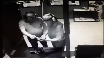Il se tire dans la main en testant le viseur laser de son flingue- Débile
