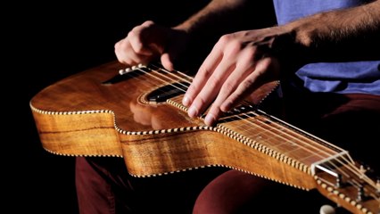 Tải video: Musique Originale de Jurassic Park jouée sur une vielle guitare