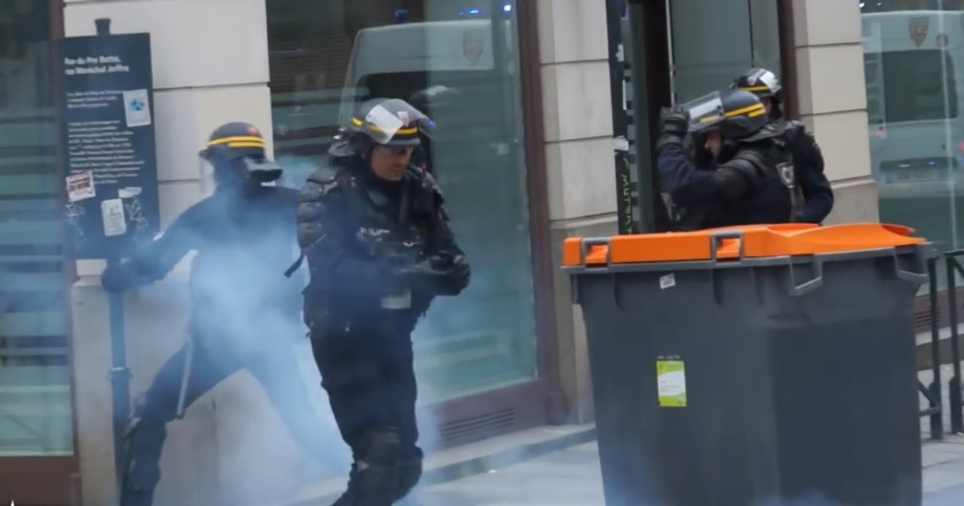 Régis le CRS se blesse avec sa grenade avant de la lancer contre des casseurs à Rennes