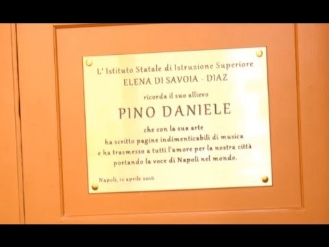 Napoli - Pino Daniele, la scuola Diaz dedica aula al suo illustre ex alunno (13.04.16)