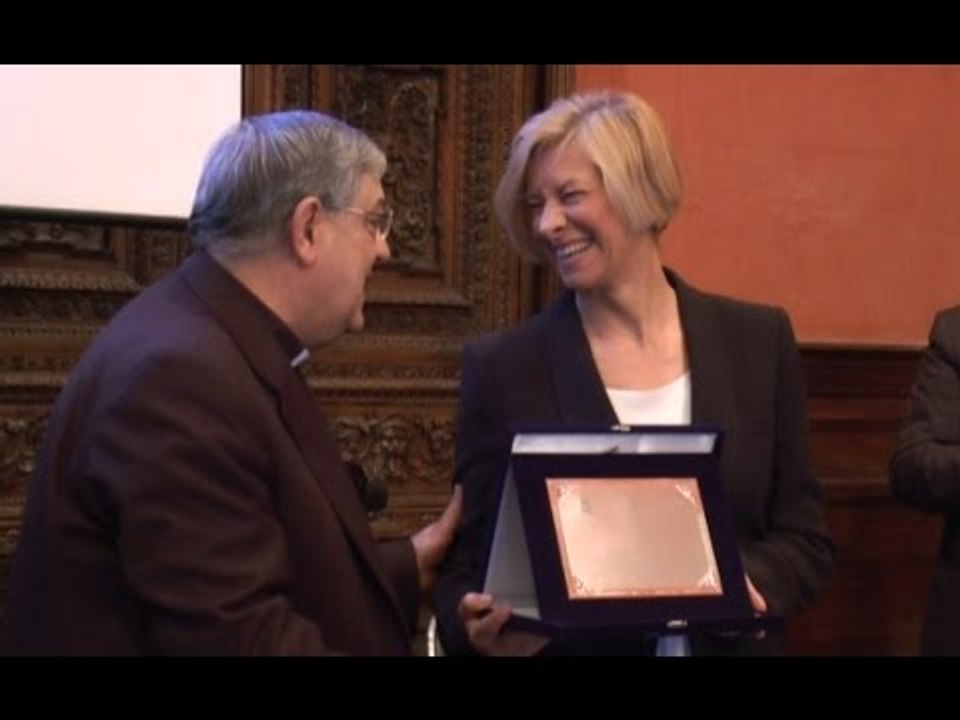 Napoli - Il ministro Pinotti premiata dal cardinale Sepe (13.04.16)