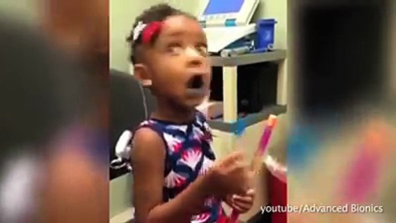 una serie di persone che sente per la prima volta..