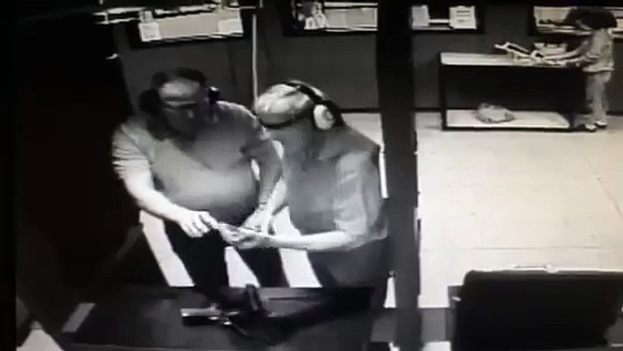 Régis teste le laser de son pistolet sur sa main