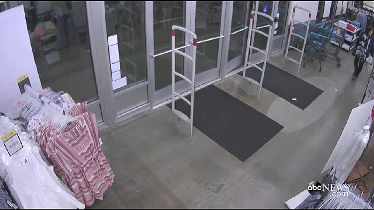 14-Year-Old Football Player Tackles Shoplifter