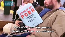 Il lit de faux livres dans le métro