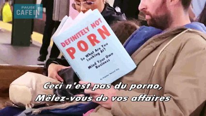 Il lit de faux livres dans le métro