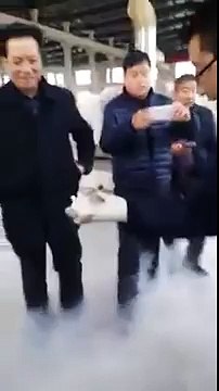 #سمكة مجمدة تعود للحياة من جديد بعد وضعها في #المياه فور خروجها من #المبرد