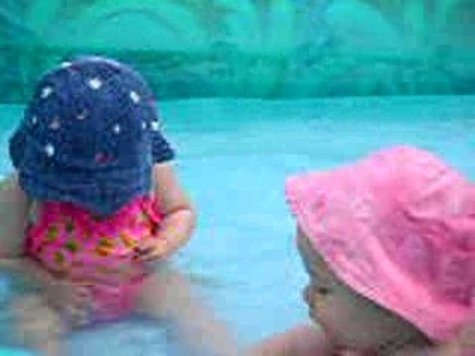 Léane a la piscine, 9 mois