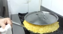 Mette In Padella Le Patate E 30 Uova: Ecco Come Nasce Una Frittata Di 12 Kg...