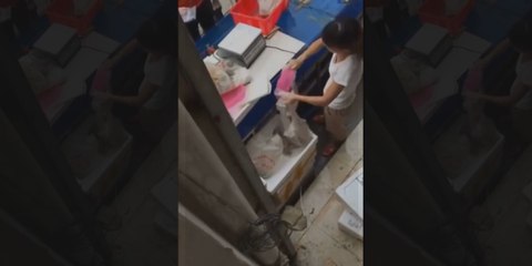 Une vendeuse arnaque un client avec une technique très bien rôdée (vidéo)