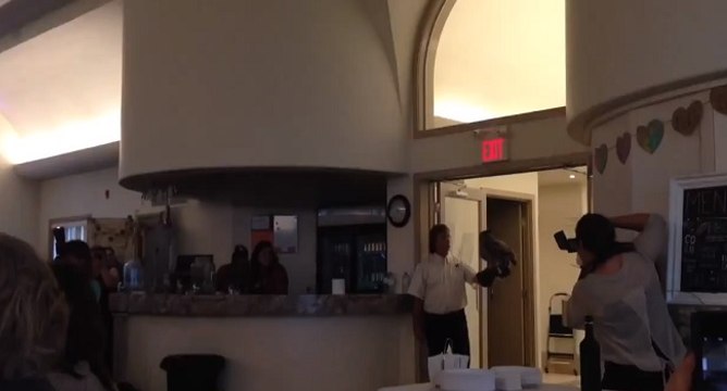 Ce hibou devait assurer le spectacle en apportant les alliances