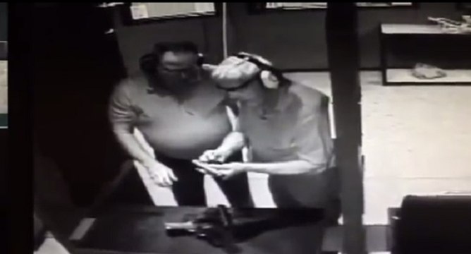 Quand Régis teste sa nouvelle arme à feu