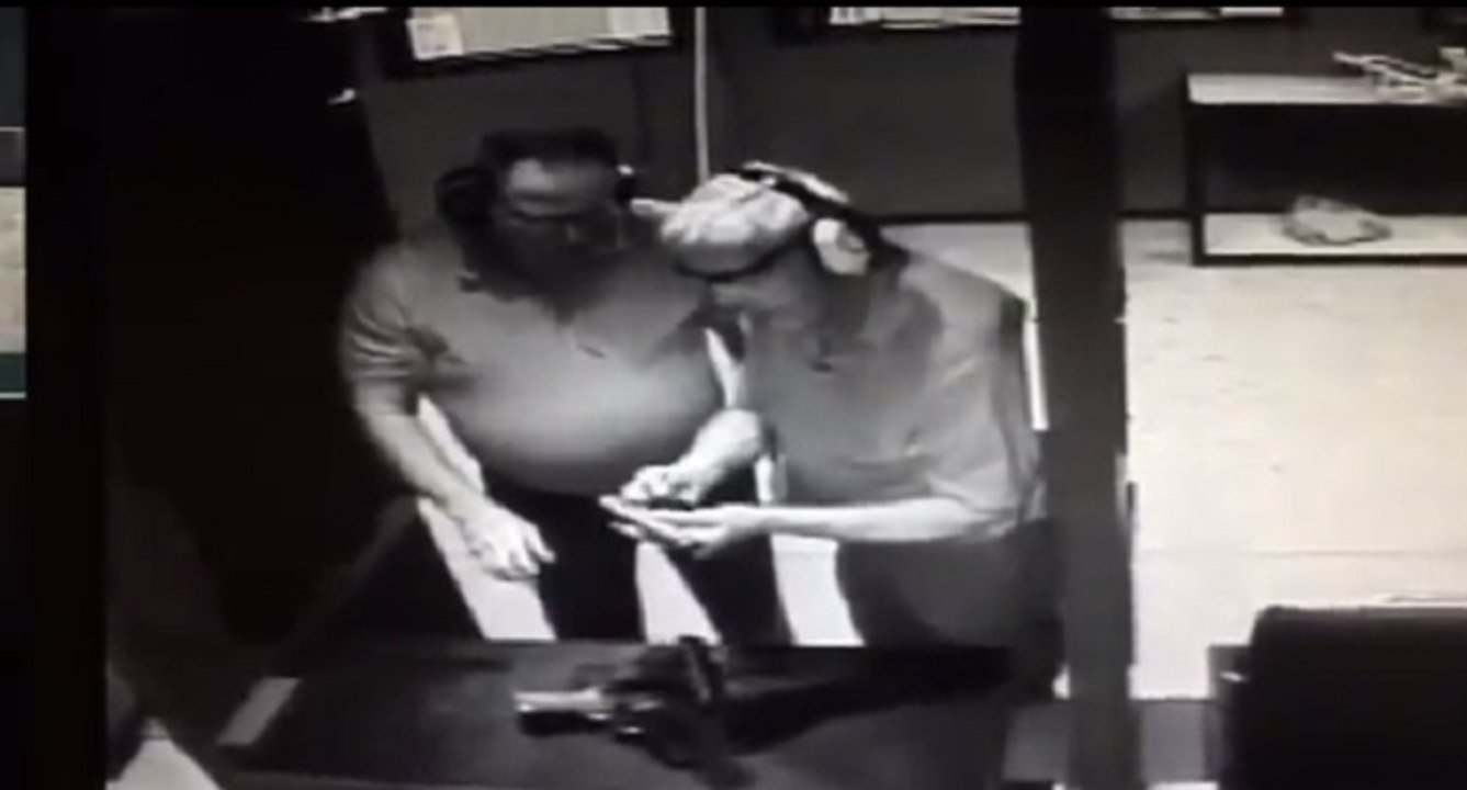 Quand Régis teste sa nouvelle arme à feu