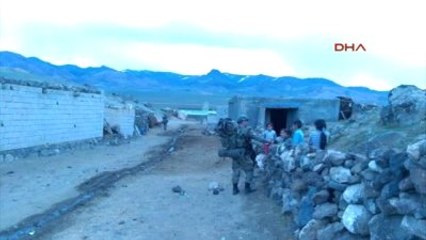 Çocuklar, Operasyona Gitmek İçin Köylerinden Geçen Mehmetçik'i Böyle Karşıladı