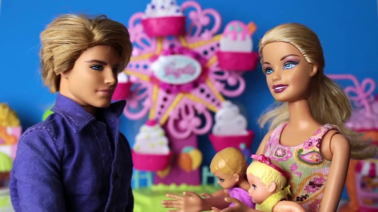 Barbie apavorada do bebe cair da roda gigante!...