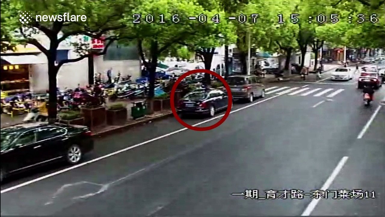 Man covers number plate to avoid security cameras