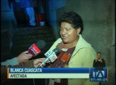 Un árbol cayó sobre tres casas en San Isidro del Inca