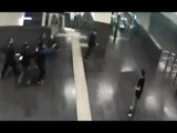 Napoli - Picchiano controllore della Metro: cinque arresti (14.04.16)