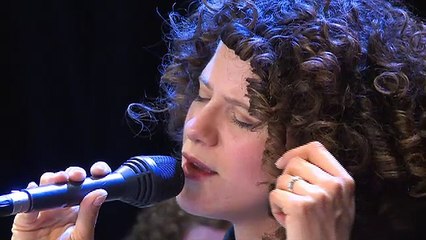 Cyrille Aimée chante "Each day" en live