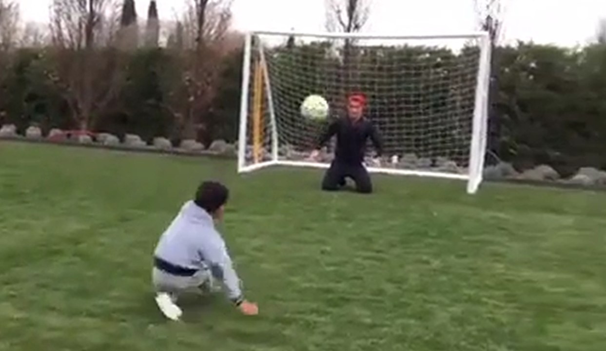 Cristiano Ronaldo entraîne son fils aux penaltys
