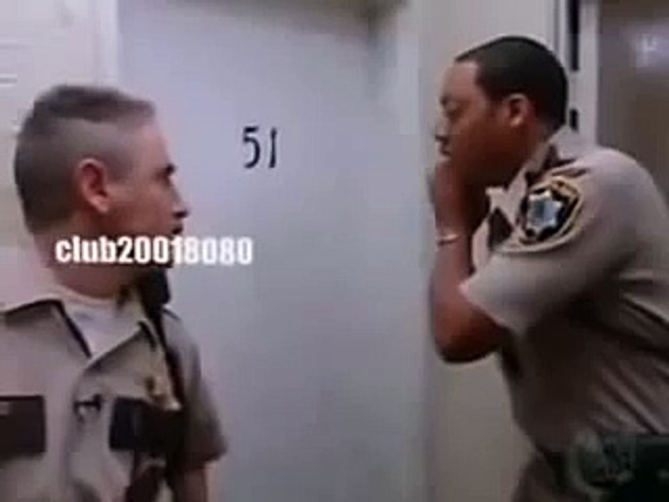 dog attacks police officer - chien attaques un agent de police