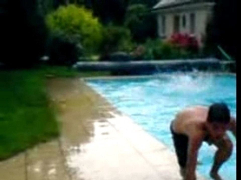 sauts dans la piscine