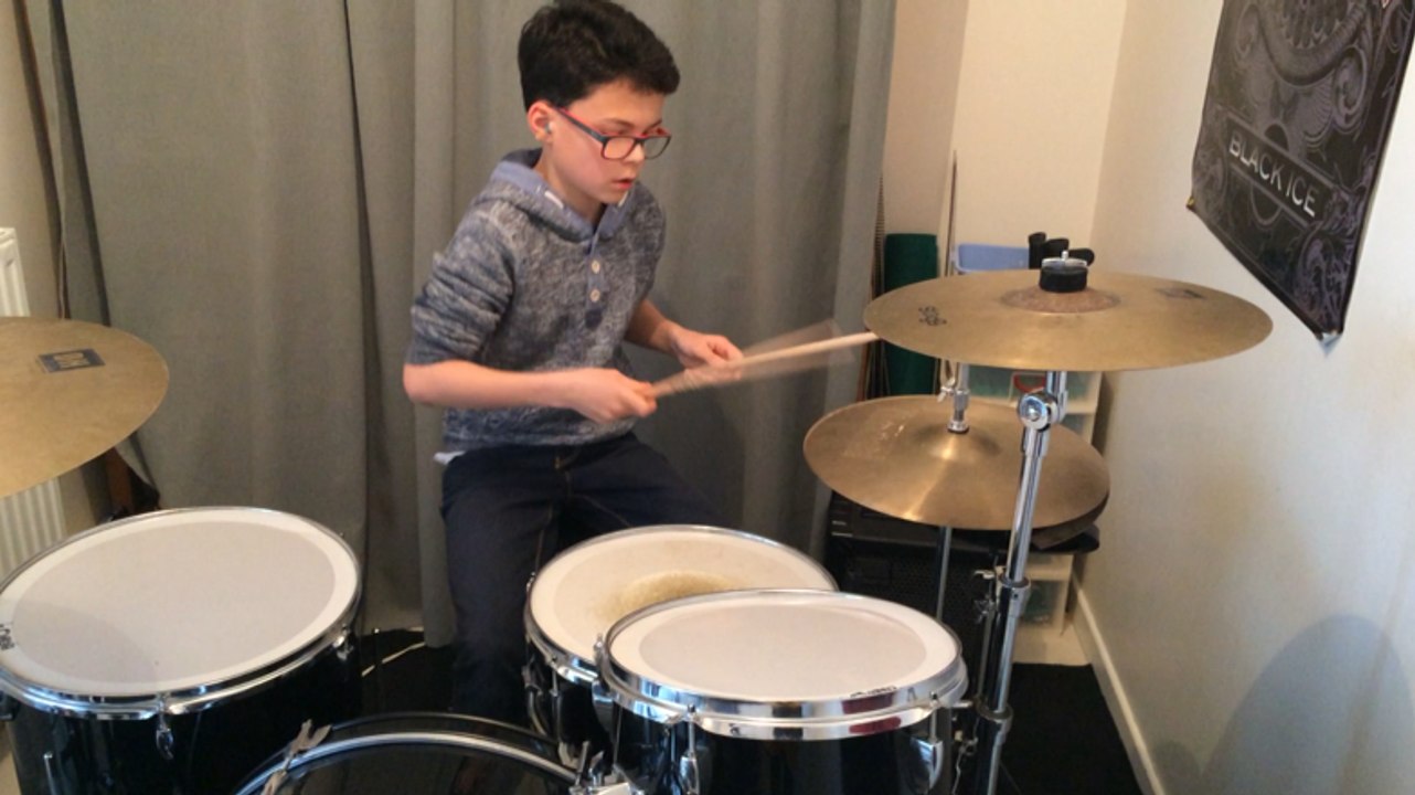 Que devient Enzo, virtuose de la batterie?