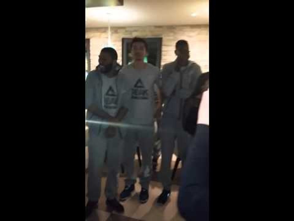 Petit moment détente après la victoire à Nancy... #DJNewbill chanteur !