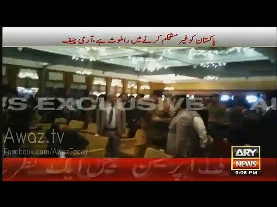 Look at the Reaction of Qamar Zaman Kaira on General Raheel’s Arrival