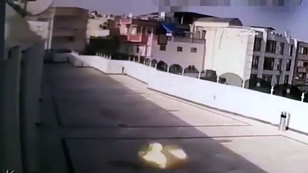 Otelin terasına düşen roketin patlama anı güvenlik kamerasında