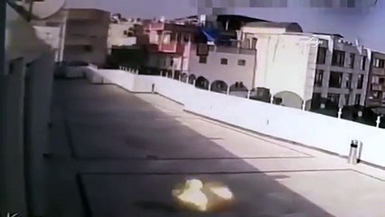 Otelin terasına düşen roketin patlama anı güvenlik kamerasında
