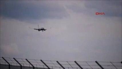 İnişi Sırasında Tekerlekleri Kilitlenen Yolcu Uçağı Yürekleri Ağza Getirdi...
