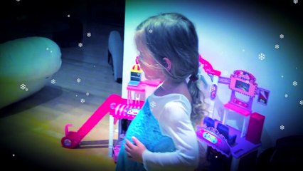 Disney FROZEN FEVER ELSA singing LET IT GO | adorable 4yo sings
