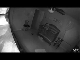 Niño aparentemente poseído se balancea en la baranda de su cuna