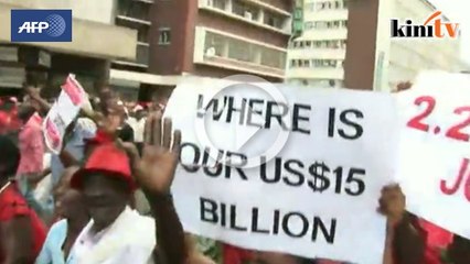 Protes terbesar desak Mugabe letak jawatan