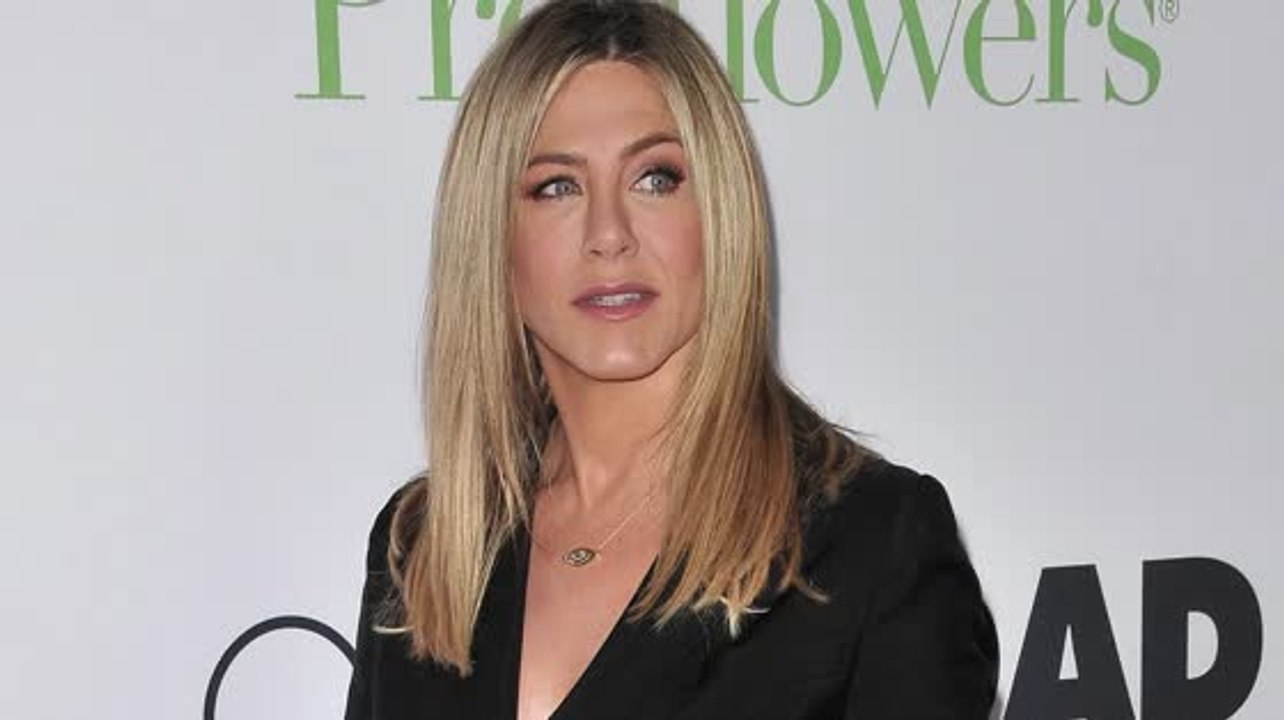 Jennifer Aniston Gets Booed For Being Late To Premiere