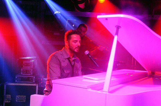 Gökhan Özen - Herşeyde Biraz Sen Varsın (Arena Night Club - Alanya)