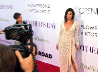 Exclu vidéo : Shay Mitchelle rayonnante sur le red carpet pour le film Mothers Day !