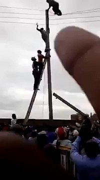 Cet homme veut s'électrocuter sur les lignes électriques