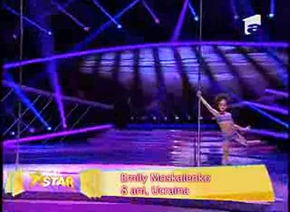 Emily Moskalenko, număr spectaculos de acrobație la bară_low
