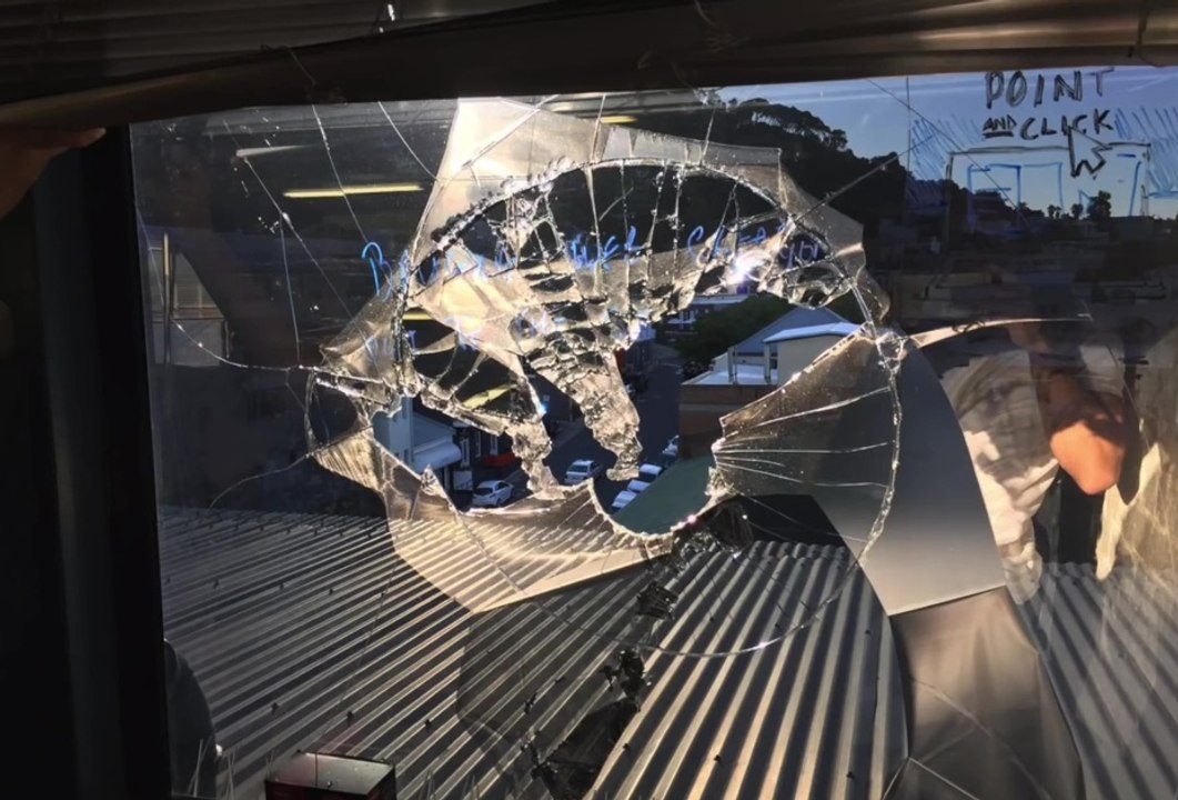 Un drone traverse sa fenêtre et le percute en pleine tête